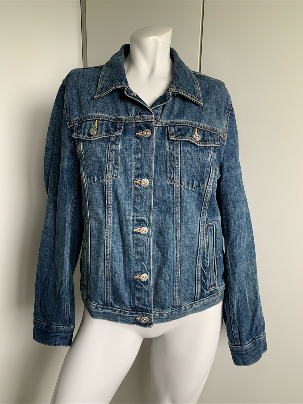 Banana Republic women’s Large blue denim snap-up jean jacket